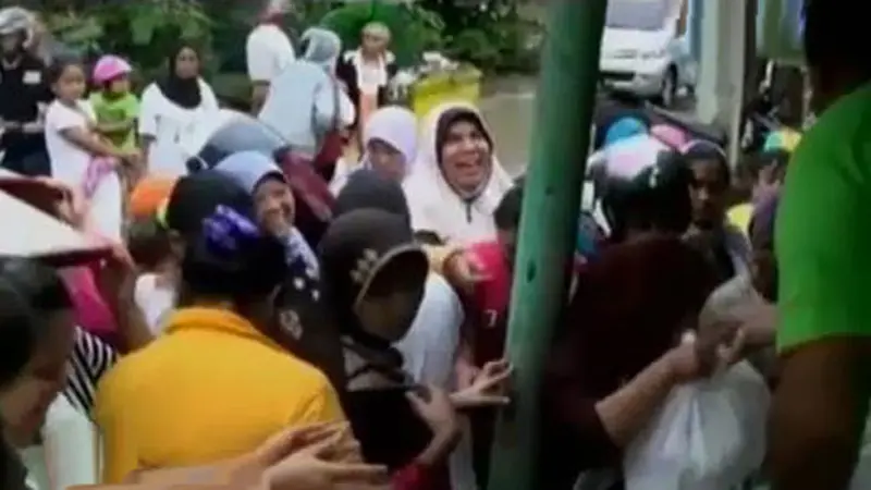 VIDEO: Pundi Amal SCTV Salurkan Bantuan untuk Korban Banjir Solok
