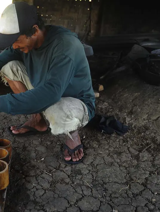 Seorang pria menyiapkan cetakan saat membuat gula merah di desa Taman Jaya, Sukabumi, Jawa Barat  (24/06). Dalam sehari warga dapat menghasilkan gula kelapa sekitar 20 kilogram. (Merdeka.com/Arie Basuki)