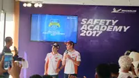 Marc Marquez dan Dani Pedrosa menandatangani nota kesepakatan tentang keselamatan berkendara. (Bola.com/Andhika Putra)