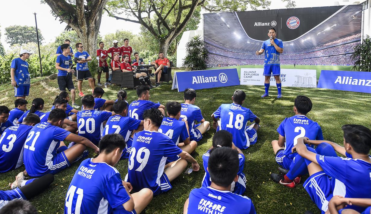 Pesepak bola muda mendapat arahan saat mengikuti Allianz Explorer Camp Football Edition Asia di The Arena Singapura, Jumat (26/7). Allianz Indonesia mengirimkan enam pesepak bola muda berbakat, dua di antaranya adalah perempuan. (Dokumentasi Allianz)