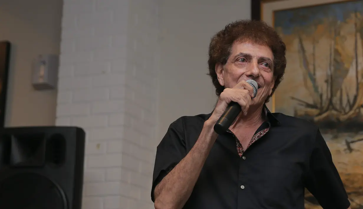 Bagi ayah tiga orang anak itu, bermusik merupakan kepuasan tersendiri. Selagi tenaganya masih kuat, ia akan tetap menjalaninya untuk menghibur fans-fansnya. Ia tidak akan memaksakan saat tenaga tidak kuat lagi. (Andy Masela/Bintang.com)