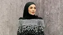 Nindy tampil serba hitam mengenakan kerudung, dan dress panjang dengan aksen bordiran putih yang terlihat mewah. [@nindyayunda]