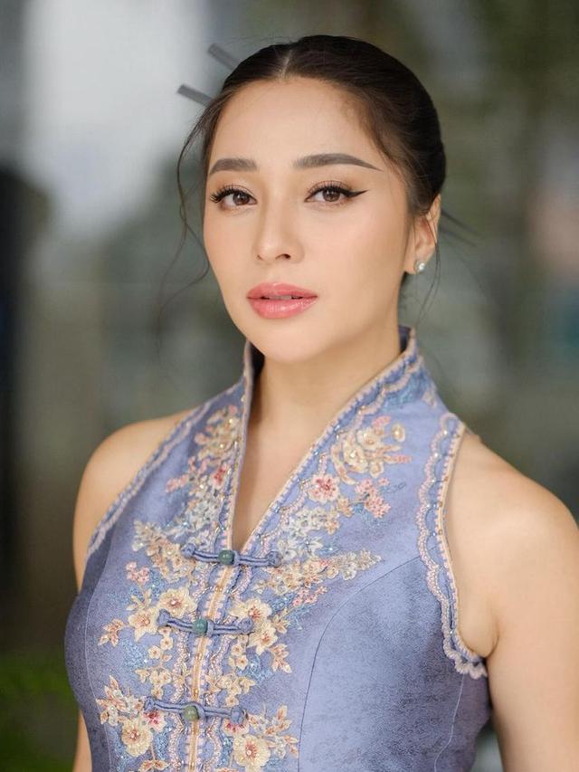 Pesona Nikita Willy Dibalut Baju Chinese Qipao