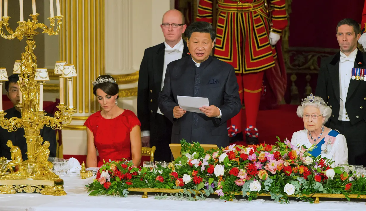 Kate Middleton dan Ratu Elizabeth II mendengarkan sambutan Presiden China Xi Jinping pada jamuan kenegaraan di Istana Buckingham, London, Selasa (20/10). Presiden Xi Jinping melakukan lawatan selama empat hari ke Inggris. (Reuters/Dominic Lipinski/Pool)