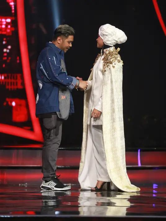 Suasana pun semakin tegang. Ayu dan Abdul pun berpegangan tangan saling menguatkan satu sama lain sambil mengikuti kata per kata yang diucapkan oleh Daniel Mananta. (Adrian Putra/Bintang.com)
