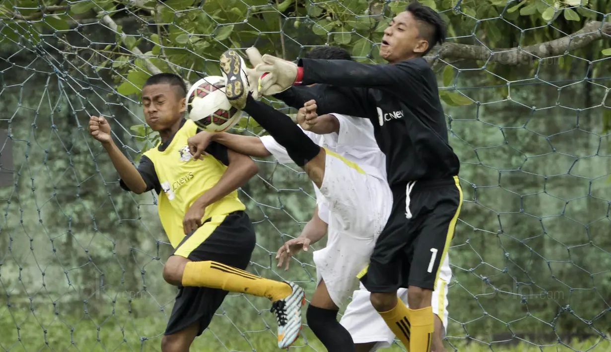 Pemain SSB Tulehu Putra duel udara dengan pemain SSB Galunggung FC pada semifinal turnamen Liga Remaja UC News di Lapangan Masariku Yonif 733, Ambon, Rabu (29/11/2017). (Bola.com/Peksi Cahyo)