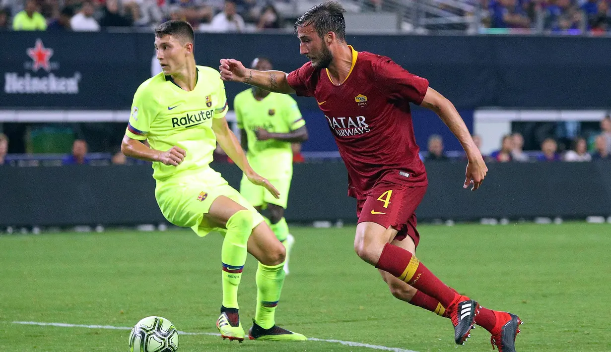 Gelandang AS Roma, Bryan Christante, berusaha membobol gawang Barcelona pada laga International Championship Cup di Stadion AT&T, Texas, Selasa (31/7/2018). AS Roma menang 4-2 atas Barcelona. (AFP/Richard Rodriguez)