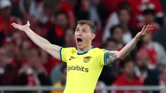 Pemain Inter Milan, Nicolo Barella, melakukan selebrasi saat melawan Benfica pada laga Liga Champions di Stadion the Luz, (11/4/2023). Gelandang tengah tersebut berperan sangat baik di tengah lapangan dengan membantu pertahanan dan juga penyerangan. Barella membuka keunggulan dan meningkatkan kepercayaan diri Inter. (AFP/Patricia de Melo Moreira)