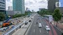 Sejumlah kendaraan melintas disamping proyek pembangunan MRT fase dua di Jalan MH Thamrin, Jakarta, Senin (22/3/2021). Rekayasa lalu lintas tersebut bertujuan untuk kelancaran pengerjaan proyek dan keselamatan serta keamanan bagi pengguna jalan di lokasi tersebut. (Liputan6.com/Faizal Fanani)