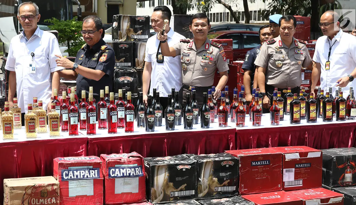 Dirjen Bea Cukai Heru Pambudi bersama Kapolda Metro Jaya Irjen Pol Idham Azis menunjukan barang bukti kasus penyelundupan minuman keras di Polda Metro Jaya, Jakarta, Senin (18/9). (Liputan6.com/Immanuel Antonius)