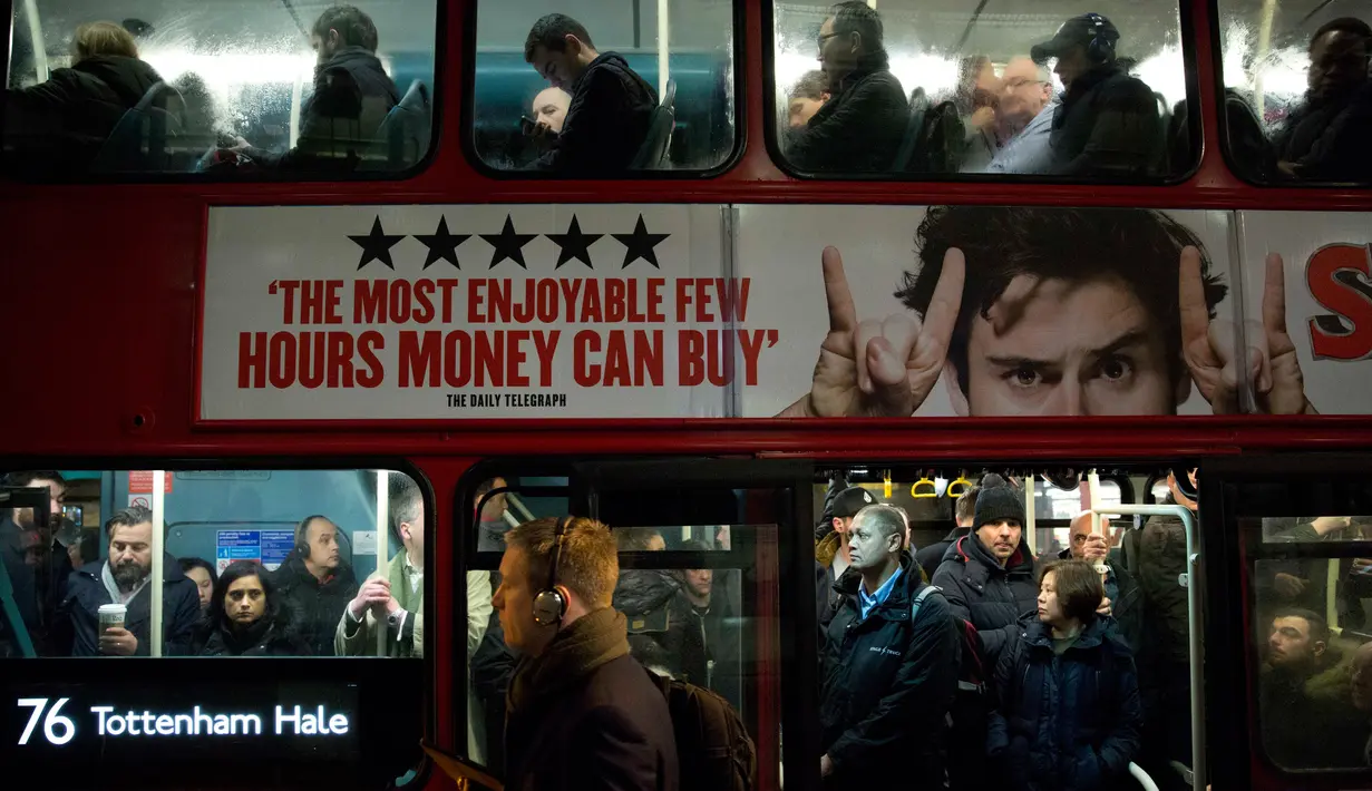Kondisi sebuah bus yang penuh oleh penumpang setelah para pekerja kereta api bawah tanah melakukan aksi mogok di London, Senin (9/1). Akibat pemogokan itu, jutaan warga harus menggunakan bus yang penuh sesak atau kereta api biasa. (AP Photo/Matt Dunham)