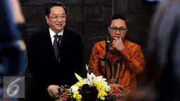Ketua Parlemen China, Yu Zhengsheng (kiri) memberikan keterangan Persnya di Kompleks Parlemen MPR/DPR, Jakarta, Senin (27/7/2015). Dalam kunjungannnya Yu Zhengsheng melakukan kerjasama politiknya dengan Indonesia. (Liputan6.com/Johan Tallo)