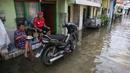 Banjir di beberapa kawasan Jakarta belum sepenuhnya surut. Genangan air juga masih merendam akses jalan hingga masuk ke rumah warga. (Liputan6.com/Angga Yuniar)