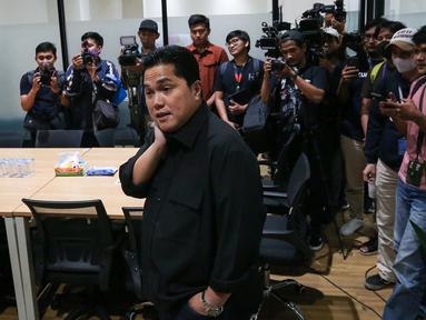 Ketua Umum PSSI, Erick Thohir memberikan keterangan kepada wartawan di dalam media center PSSI Pers saat Konferensi Pers Update FIFA Match Day dan Hal yang Lainnya di GBK Arena, Senayan, Jakarta, Jumat (10/03/2023). (Bola.com/Bagaskara Lazuardi)