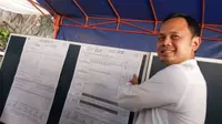 Wali Kota Bogor terpilih Bima Arya Sugiarto melihat hasil penghitungan di TPS 29, Katulampa, Bogor Timur, Kota Bogor, Rabu (17/4/2019). (Liputan6.com/Achmad Sudarno)