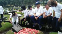 Jelang Puasa, Indro Warkop Ziarah ke Makam Ayah dan Ayah Mertua