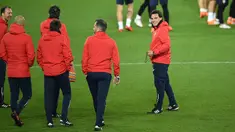 Pelatih Sevilla Vincenzo Montella (kanan) dan asistennya melihat para pemainnya latihan di stadion Old Trafford di Manchester, Inggris (12/3). Sevilla akan melawan Manchester United pada leg kedua babak 16 besar Liga Champions. (AFP Photo/Oli Scarff)