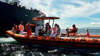 Perahu Basarnas mengevakuasi awak kapal Rusia Alexander Melnik (topi putih) dari kapal tanker Denmark Hulda Maersk di laut lepas pantai Aceh, Selasa (27/4/2021). Alexander Melnik dievakuasi karena mengalami sakit parah di bagian perut bawah sebelah kanan. (CHAIDEER MAHYUDDIN/AFP)
