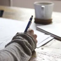 Ingin resign? Dengarkan pesan Tarot Hari Ini untuk kamu. (Sumber foto: