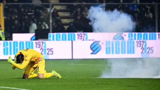 Kiper Timnas Indonesia Emil Audero Jadi Korban Lemparan Suar saat Cremonese Menjamu Inter Milan