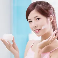 ilustrasi Cara merawat milia di wajah agar tidak semakin menyebar/aslysun/shutterstock