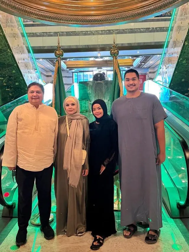 Istri Menteri Perekonomian dan Menteri Olahraga saat menjalankan ibadah umrah. [@yanti.airlangga]