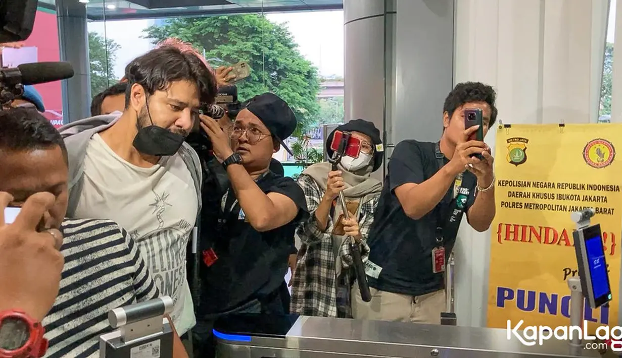 Ammar bungkam ketika dibrondong pertanyaan wartawan. Sesekali perempuan dua orang anak itu menundukkan pandangan dan terus berjalan menuju gedung Dokkes Polres Metro Jakarta Barat. Begitu juga usai menjalani pemeriksaan, ia hanya bungkam. [Foto: KapanLagi.com®/Muhammad Akrom Sukarya]