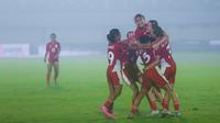 Pemain Timnas Indonesia Putri merayakan gol yang dicetak oleh Isa Warps ke gawang Kirgistan pada laga Grup D Kualifikasi Piala Asia Putri 2026 di Stadion Indomilk Arena, Tangerang, Minggu (29/6/2025). (Bola.com/M Iqbal Ichsan)