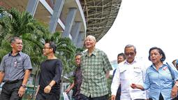 Vice Presiden Olympic Council of Asia (OCA), Wie Jizhong (tengah), bersama Rita Subowo saat meninjau Stadion Utama Gelora Bung Karno, Jakarta, Rabu (13/4/2016). (Bola.com/Nicklas Hanoatubun)