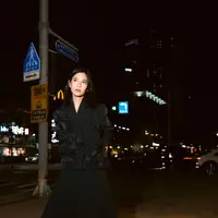 Potret Dian Sastrowardoyo saat menghadiri world premiere Laut Bercerita di Busan Film Festival (BIFF) 2026 (Foto: imanbrain dari Instagram @therealdisastr)