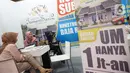 Pengunjung mendapatkan penjelasan saat pameran properti di Jakarta, Kamis (21/11/2019). Uang muka yang semula minimal lima persen menjadi satu persen melalui program Bantuan Pembiayaan Perumahan Berbasis Tabungan (BP2BT). (Liputan6.com/Angga Yuniar)