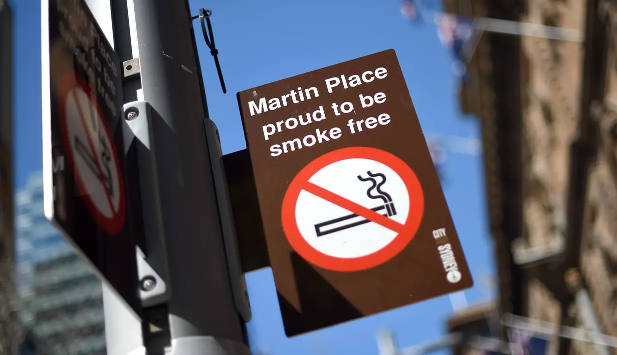 Sebuah plang berisi larangan untuk merokok di kawasan Pitt Street Mall, Sydney, Australia, Senin (26/9). Tak jauh dari plang tersebut terdapat puntung rokok raksasa sebagai kampanye untuk kawasan bebas asap rokok di Sydney. (AFP PHOTO/Saeed Khan)