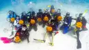 Para penyelam memperlihatkan labu ukiran mereka saat Kontes Mengukir Labu Bawah Air di Cagar Alam Laut Nasional Florida Keys, Minggu (14/10). Kontes menyambut Halloween ini berhadiah trip dive bersama Florida Keys. (Frazier Nivens/various sources/AFP)