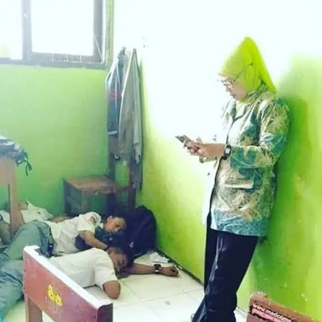 6 Aksi Siswa Tidur di Belakang Kelas Ini Seperti Rumah Sendiri, Bikin Tepuk Jidat