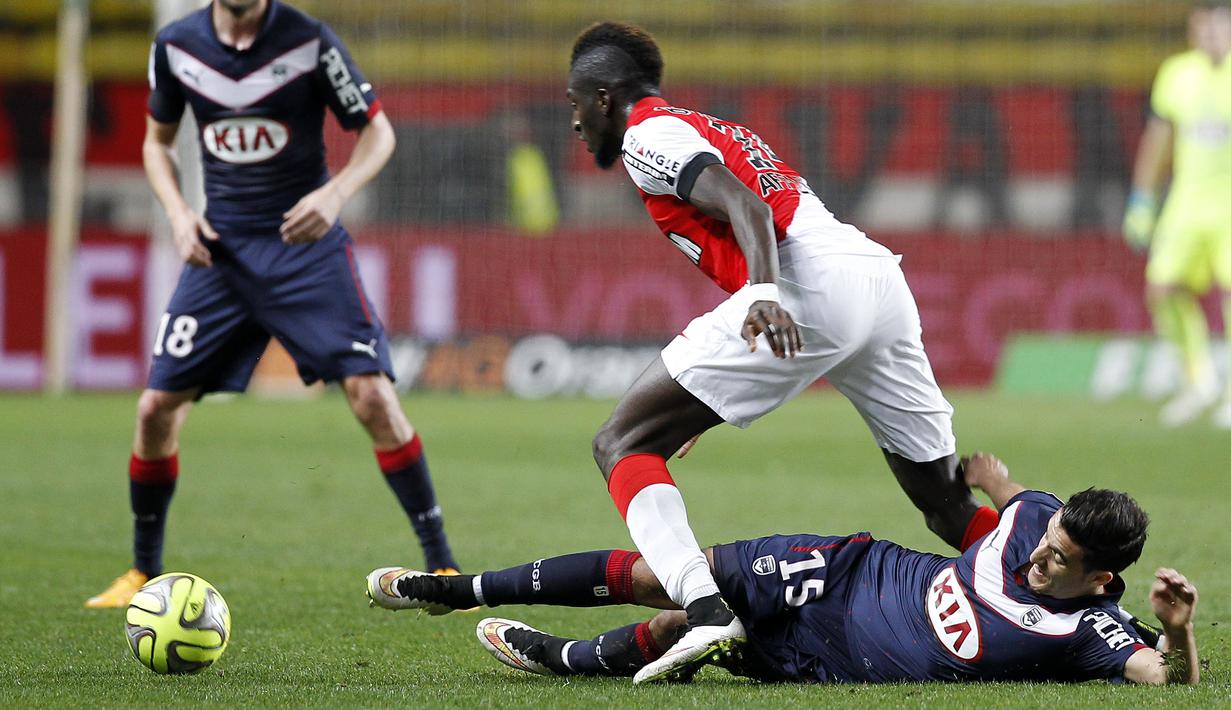 Gelandang AS Monaco, Tiemoue Bakayoko, berusaha melewati pemain Bordeaux, Younes Kaabouni pada laga lanjutan liga 1 Prancis di Stadion Stade Louis II, Monaco, (11/01/2015). (EPA/Sebastian Nogier)