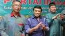 Ketua Umum Partai Islam Damai Aman (Idaman) Rhoma Irama (kanan) berpose sambil memperlihatkan bentuk hati, Jakarta, Senin (14/10/2015). Partai Idaman akan dideklarasikan pada 1 Muharram (14 Oktober 2015). (Liputan6.com/Johan Tallo)