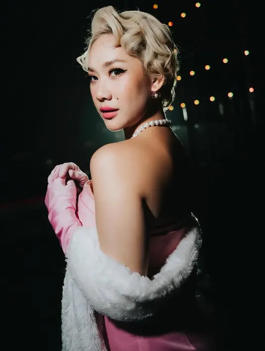 Bukan dengan lipstik merah, Bunga Citra Lestari tampil dengan lipstik pink gloss pada makeup soft glam [@itsmebcl]