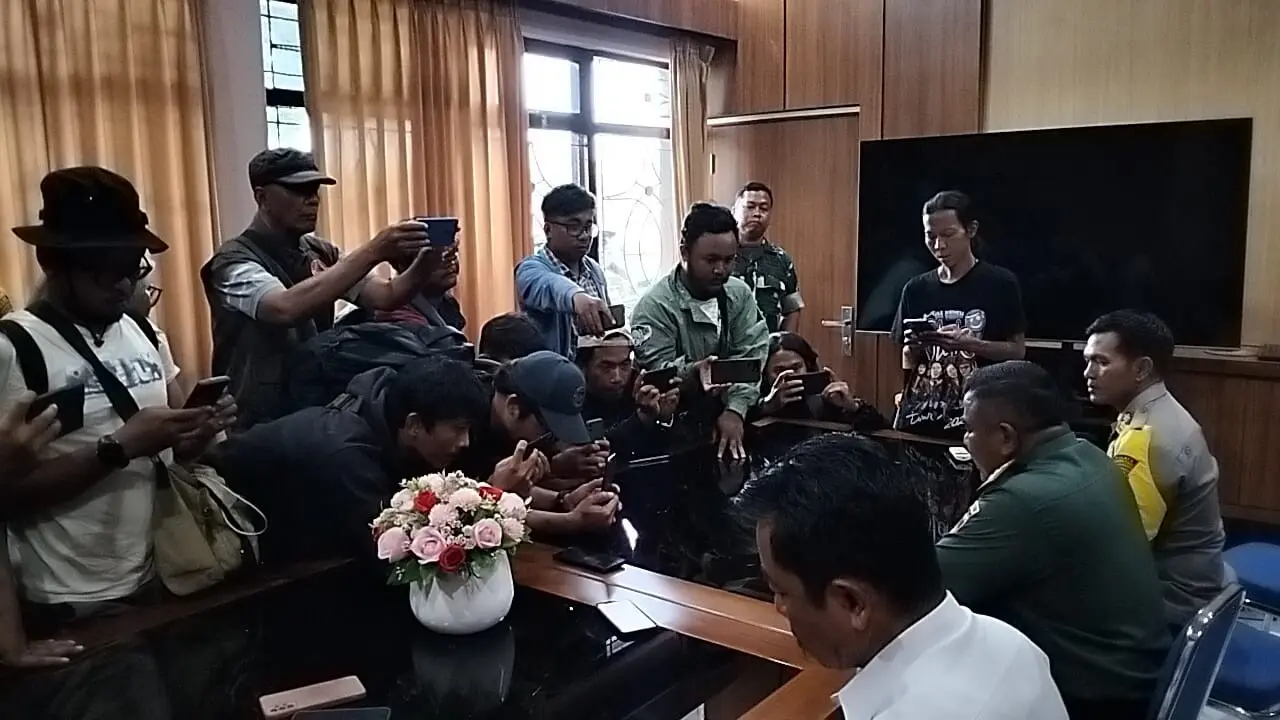 Komandan Kodim, Kapolres bersama wartawan