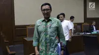 Menpora Imam Nahrawi (depan) bersama Eko Triyanta saat jeda sidang lanjutan suap dana hibah untuk KONI dengan terdakwa Deputi IV Bidang Peningkatan Prestasi Kemenpora, Mulyana, Adhi Purnomo dan Eko Triyanta di Pengadilan Tipikor, Jakarta, Kamis (4/7/2019). (Liputan6.com/Helmi Fithriansyah)