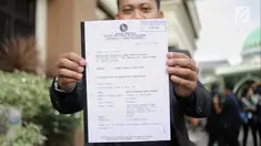Kuasa hukum Nikita Mirzani menunjukkan surat itsbat nikah dan gugatan cerai di Pengadilan Agama Jakarta Selatan, Senin (16/7). Nikita Mirzani melayangkan gugatan cerai terhadap Dipo Latief. (Liputan6.com/Faizal Fanani)