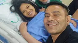 Judika mengungkapkan kekagumannya atas perjuangan sang istri yang memilih melahirkan secara normal meskipun usianya sudah 41 tahun. Ia bercerita bagaimana Duma tetap teguh pada keputusannya, meskipun dokter sempat menyarankan opsi induksi jika belum melahirkan hingga awal Desember. (Liputan6.com/IG/@/jud1ka)