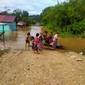 Banjir masih menggenangi Kabupaten Kapuas Hulu hingga Jumat (16/7/2021). Sebanyak 6.165 KK atau 14.889 warga yang tinggal di 47 desa terdampak banjir. (Liputan6.com/ Istimewa)