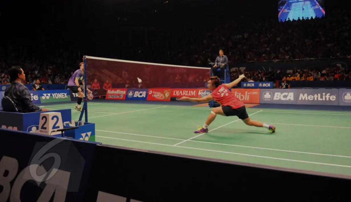 Pertarungan sengit antara Jan O Jorgensen melawan Kento Momata asal Jepang di final BCA Indonesia Open Superseries Premier 2015, Jakarta, Minggu (7/6/2015). Kento menang 16-21, 21-19, 21-7. (Liputan6.com/Andrian M Tunay)