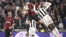 Duel pemain AC Milan, Andre Silva (tengah) dan pemain Juventus, Blaise Matuidi pada laga Serie A di Allianz Stadium, Turin, (31/3/2018). Juventus menang 3-1. (AFP/Marco Bertorello)