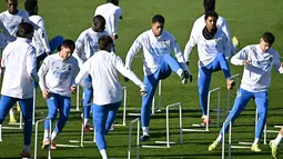 Los Blancos datang dengan tekanan untuk merespons kekalahan dari Liverpool di matchday sebelumnya. Tampak dalam foto, gelandang Real Madrid asal Inggris, Jude Bellingham (tengah) dan rekan-rekannya berlatih selama sesi latihan jelang matchday 5 league phase Liga Champions 2025/2026 melawan Olympiakos FC di Real Madrid Sports City, Valdebebas, pada Selasa 25 November 2025. (Javier SORIANO/AFP)