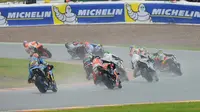 Para pebalap MotoGP melibas tikungan dalam kondisi trek yang basah pada GP Jerman di Sirkuit Sachsenring, 17 Juli 2016. (Autosport)