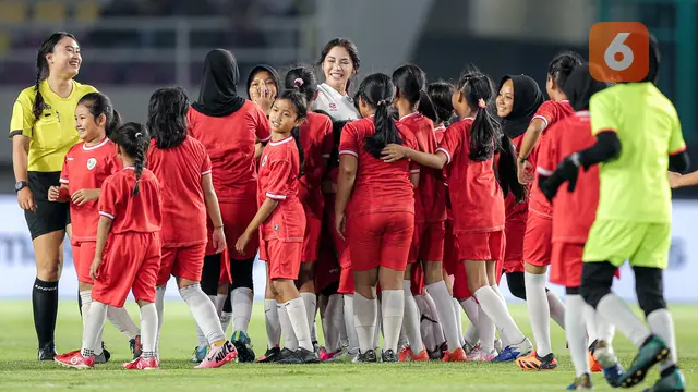 Foto: Aksi Shafira Ika, Kapten Timnas Indonesia Putri yang Jadi Magnet dan Idola saat Laga Eksibisi Penutupan Piala Presiden 2024
