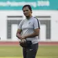 Pelatih kiper Timnas Indonesia, Kurnia Sandy, saat latihan di Stadion Wibawa Mukti, Jawa Barat, Senin (10/9/2018). Latihan ini persiapan jelang laga uji coba melawan Mauritius. (Bola.com/Vitalis Trisna)