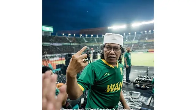 5 Gaya Cak Nun Dukung Persebaya, Beri Doa Agar Juara Musim Depan