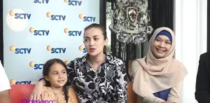 Rianti Cartwright dan Nicole Elizabeth Rossi tidak hanya kompak saat di depan kamera. Bahkan mereka berdua, asyik bercanda bareng saat sela-sela syuting.
